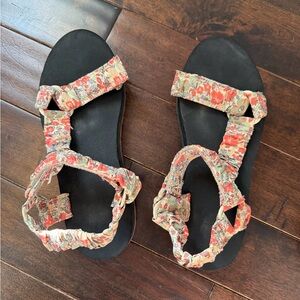 Universal Thread Floral Sandals - Black and Red